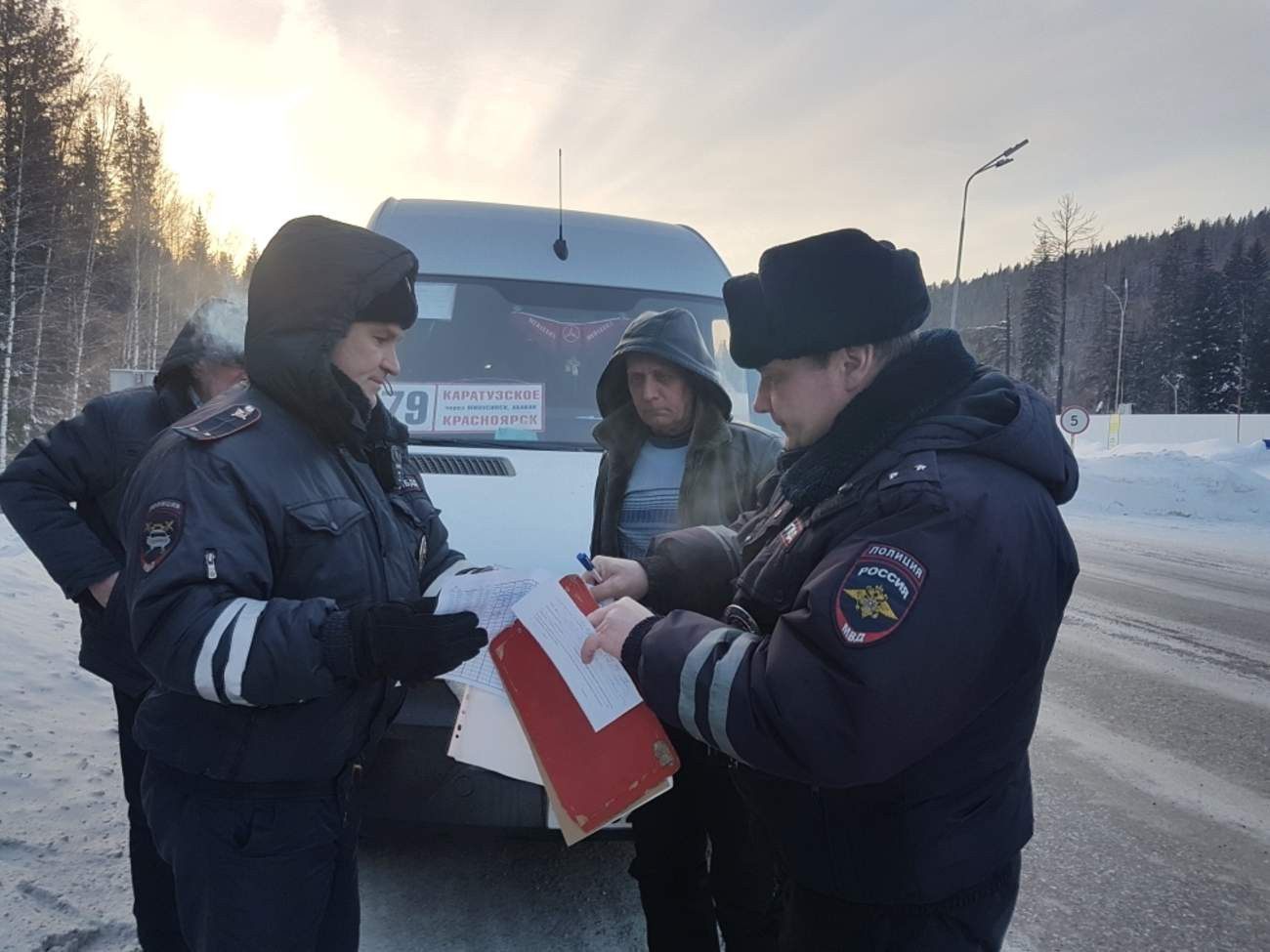 Полиция тормозит автобус. Красноярск проверка машины. Проверка Красноярск. Зарплата гаишника в Красноярске.