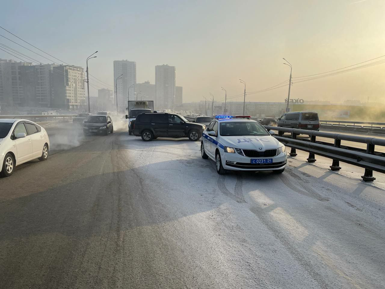 В Красноярске на Октябрьском мосту произошла массовая авария | 12.12.2022 |  Красноярск - БезФормата