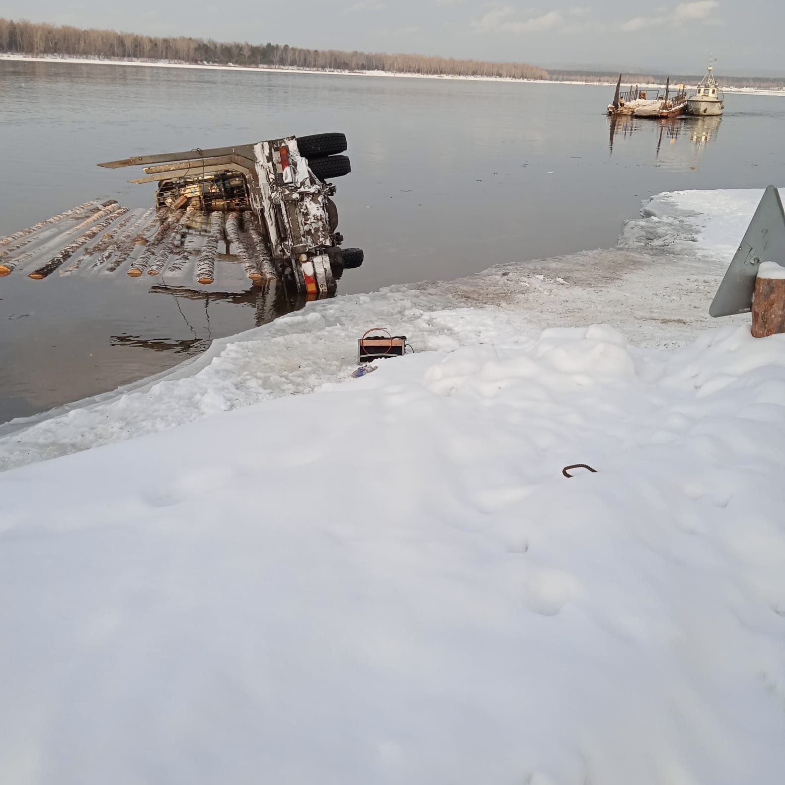 В Красноярском крае будут судить владельца парома, по вине которого машина  упала в воду. Красноярский рабочий