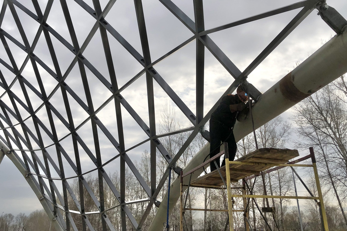 В Красноярске почти завершён монтаж огромного купола на острове Татышев .