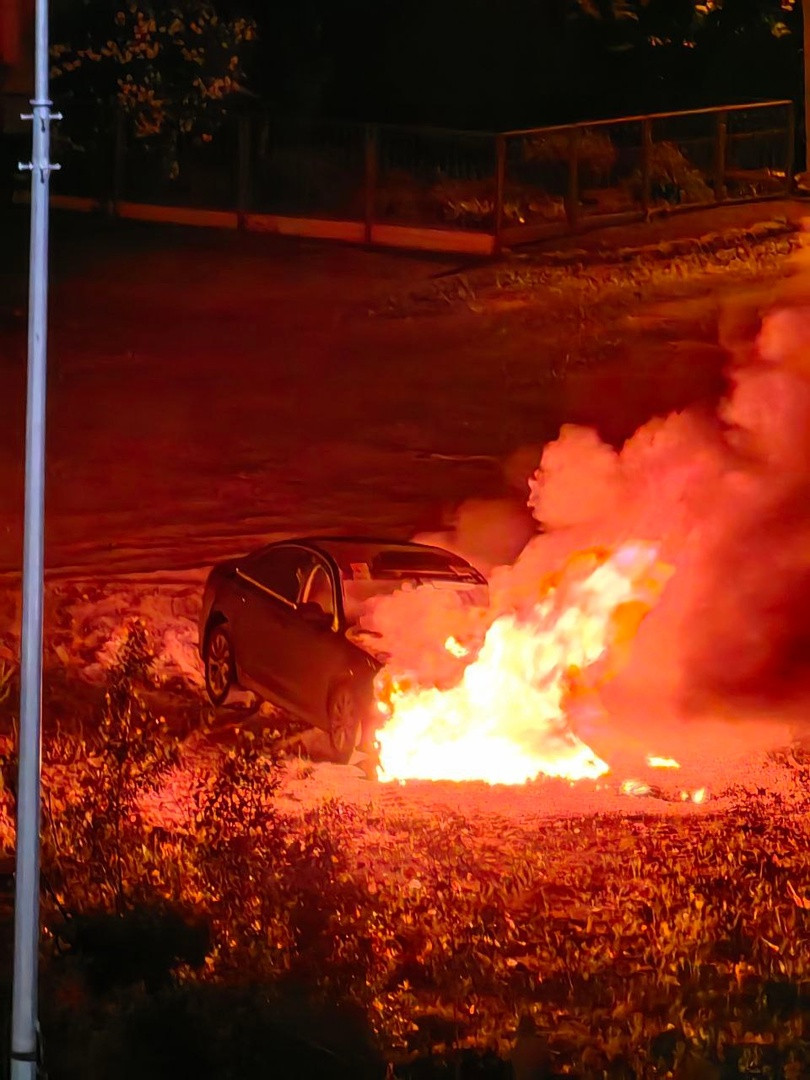 В Ачинске ночью загорелся автомобиль Audi A6. Красноярский рабочий