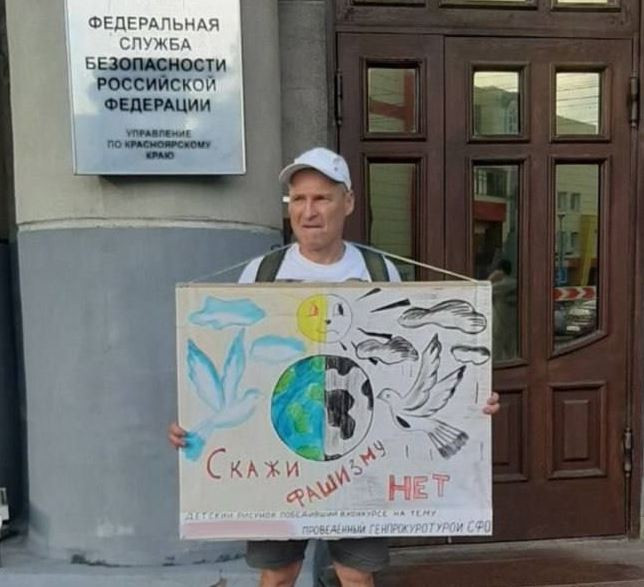 26 апреля 2024 рабочий день. Задержание с плакатом нет войне. Капустин пластический хирург Красноярск.