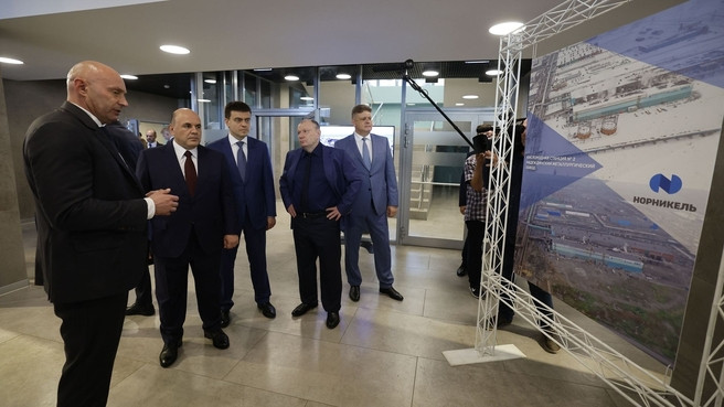 Михаил Мишустин посетил в Норильске Надеждинский металлургический завод ...