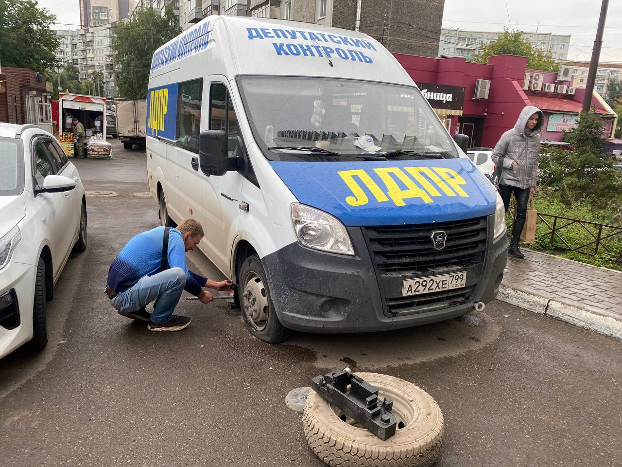 Задержаны трое красноярцев, которые проткнули шины автомобилю ЛДПР |  12.09.2023 | Красноярск - БезФормата