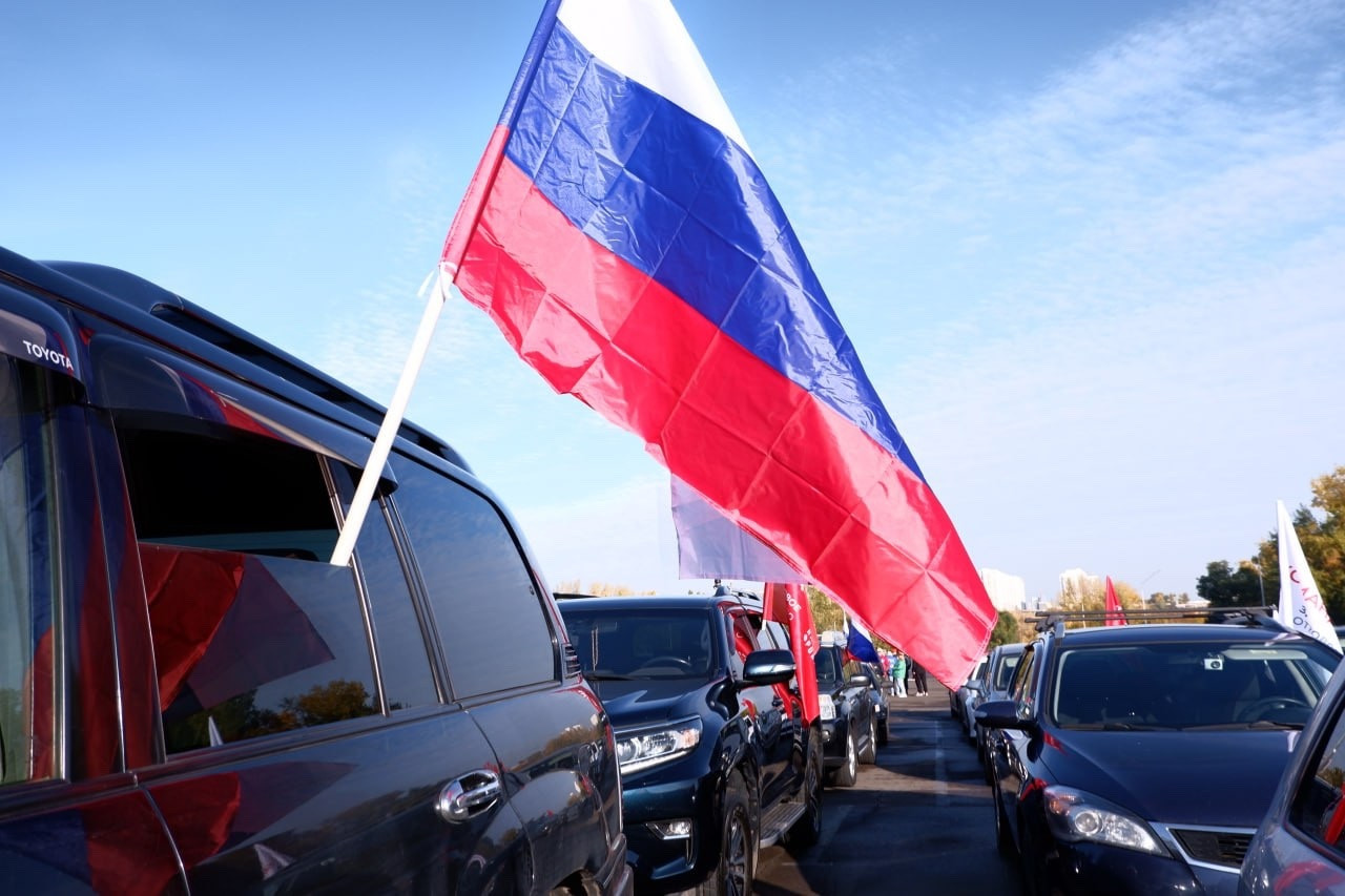 В Красноярске состоялся автопробег в честь дня рождения Путина | 07.10.2023  | Красноярск - БезФормата