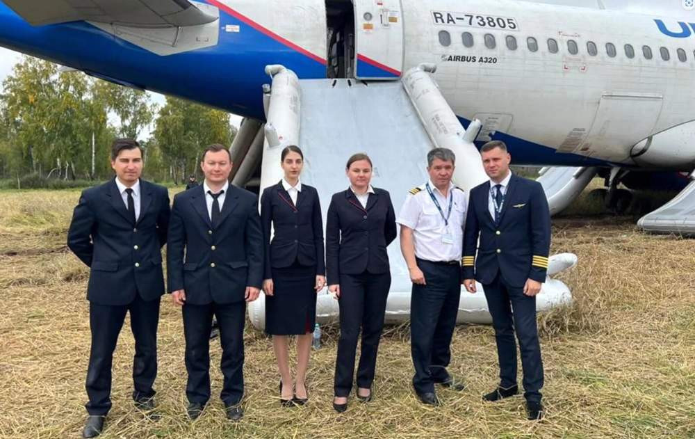 За спасение пассажиров экипаж собирались представить к наградам. Пилот Эдуард Семенов и командир экипажа Сергей Белов - на фото крайние справа.