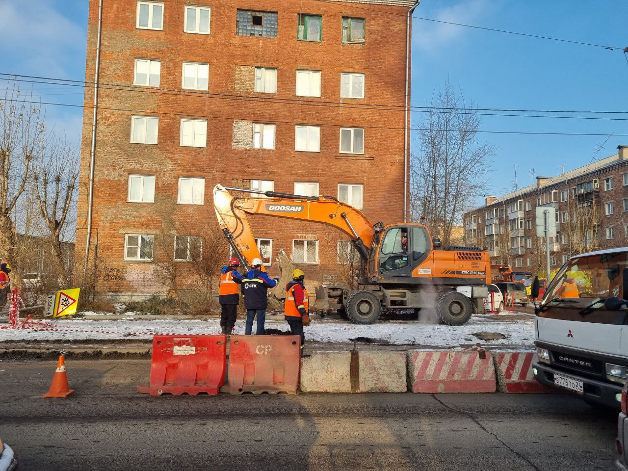 На правобережье Красноярска более 100 домов остались без тепла из-за  прорыва трубы. Красноярский рабочий