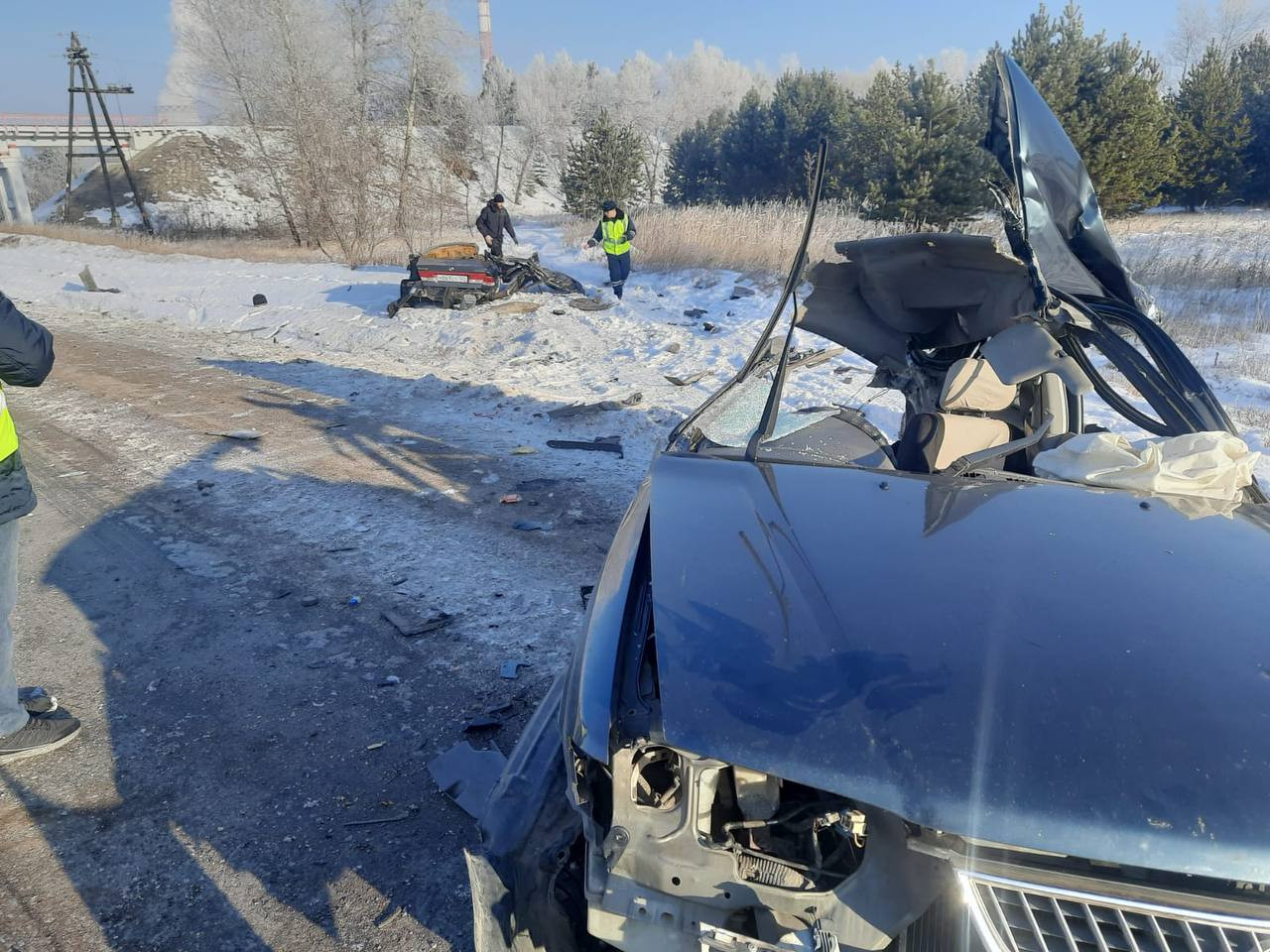 В Красноярском крае на трассе Nissan разорвало в ДТП с грузовиками,  водитель погиб. Красноярский рабочий