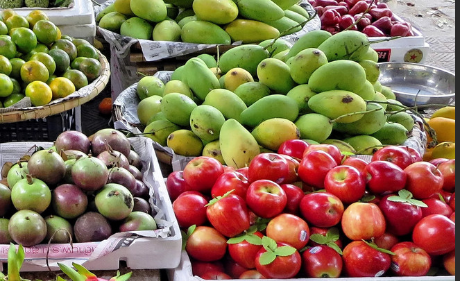 Отдайте предпочтение фруктам, поскольку они содержат дополнительно клетчатку и витамины