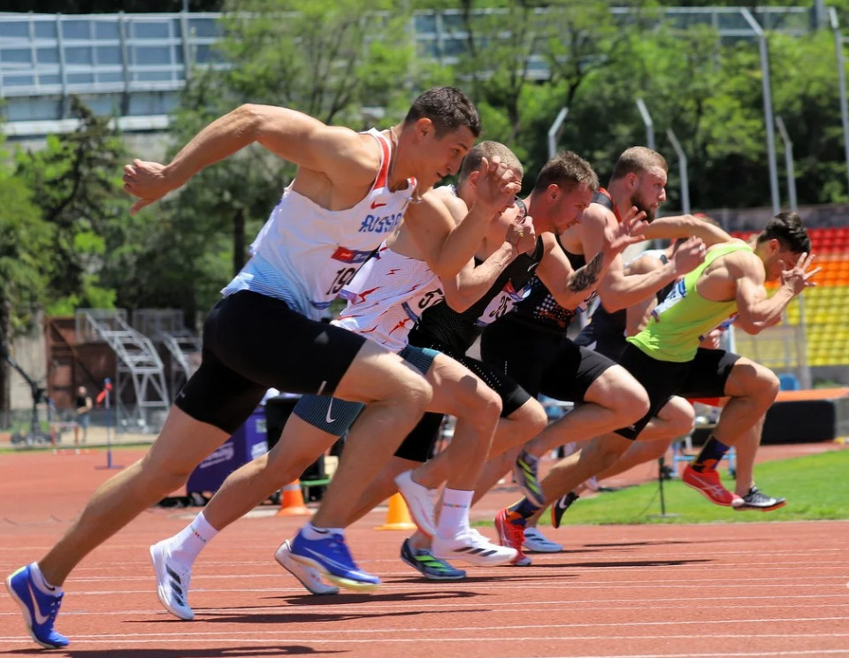Легкая атлетика бег. Эстафетный бег в легкой атлетике. Легкая атлетика бег. Легкая атлетика девушки. Эстафетный бег в легкой атлетике.