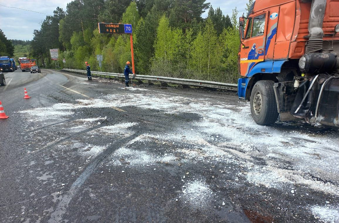 В Ачинском районе из-за ДТП с грузовиком произошёл разлив топлива.  Красноярский рабочий