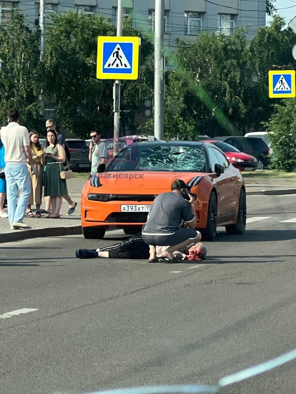 В Красноярске возле ж/д вокзала машина сбила дедушку, переходившего дорогу  на красный. Красноярский рабочий