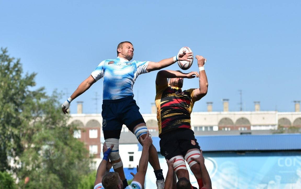 Красноярцы (в светлой форме) уверенно переиграли гостей из Москвы.