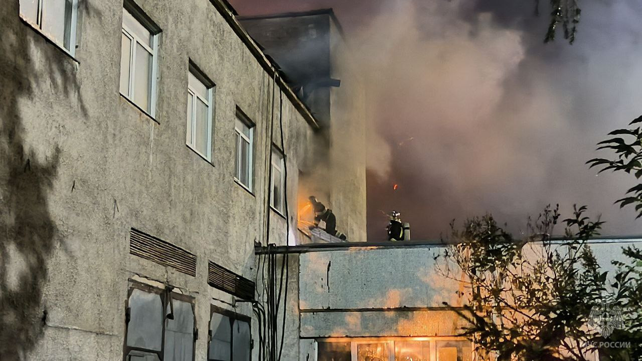 В Красноярске всю ночь тушили пожар площадью 1 800 кв. м в здании  автосервиса. Красноярский рабочий