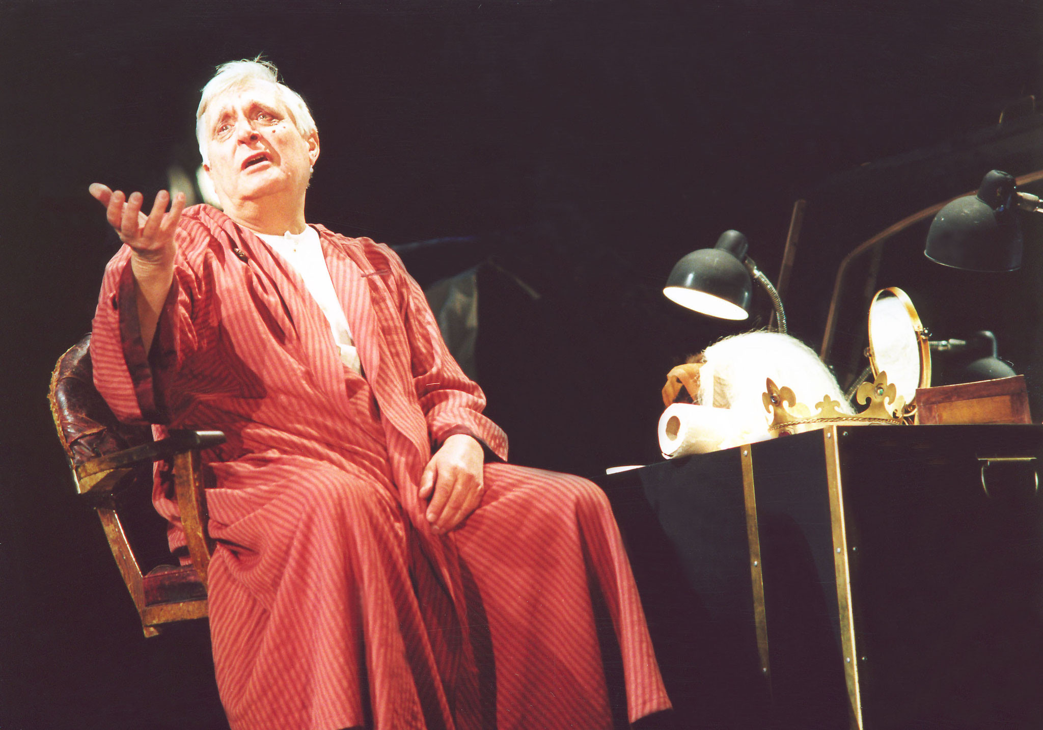 Олег Басилашвили в спектакле "Костюмер"