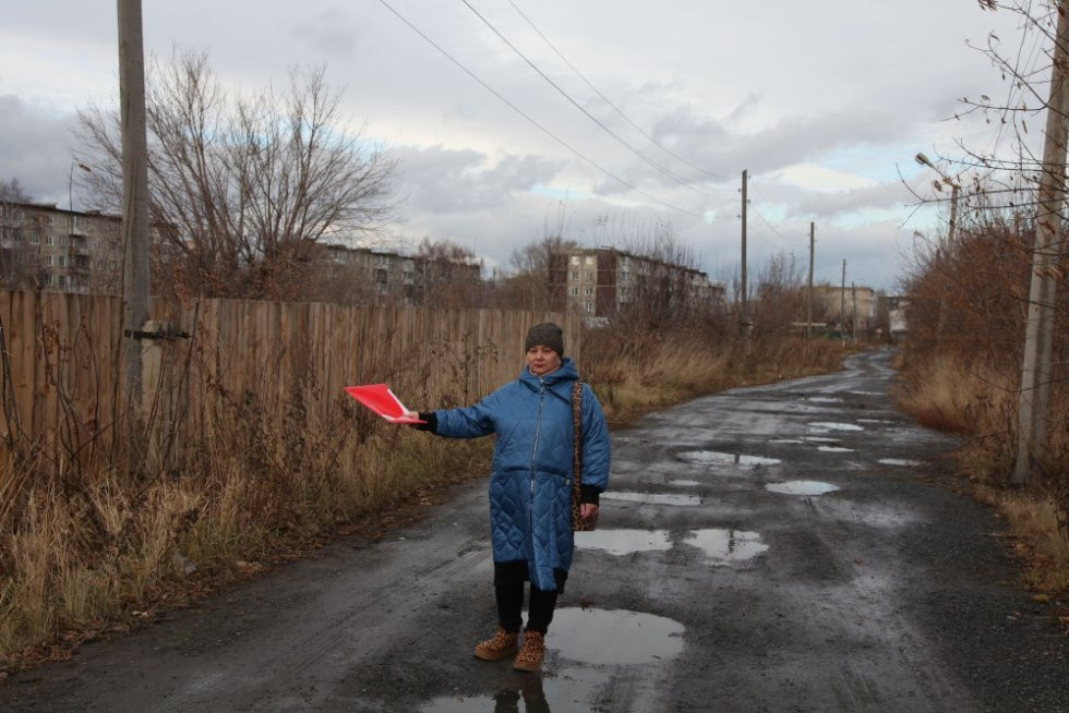 Из-за упрямства властей на участке Татьяны Белкиной, где мог бы уже стоять ее дом, - лишь сухостой и остатки старого фундамента