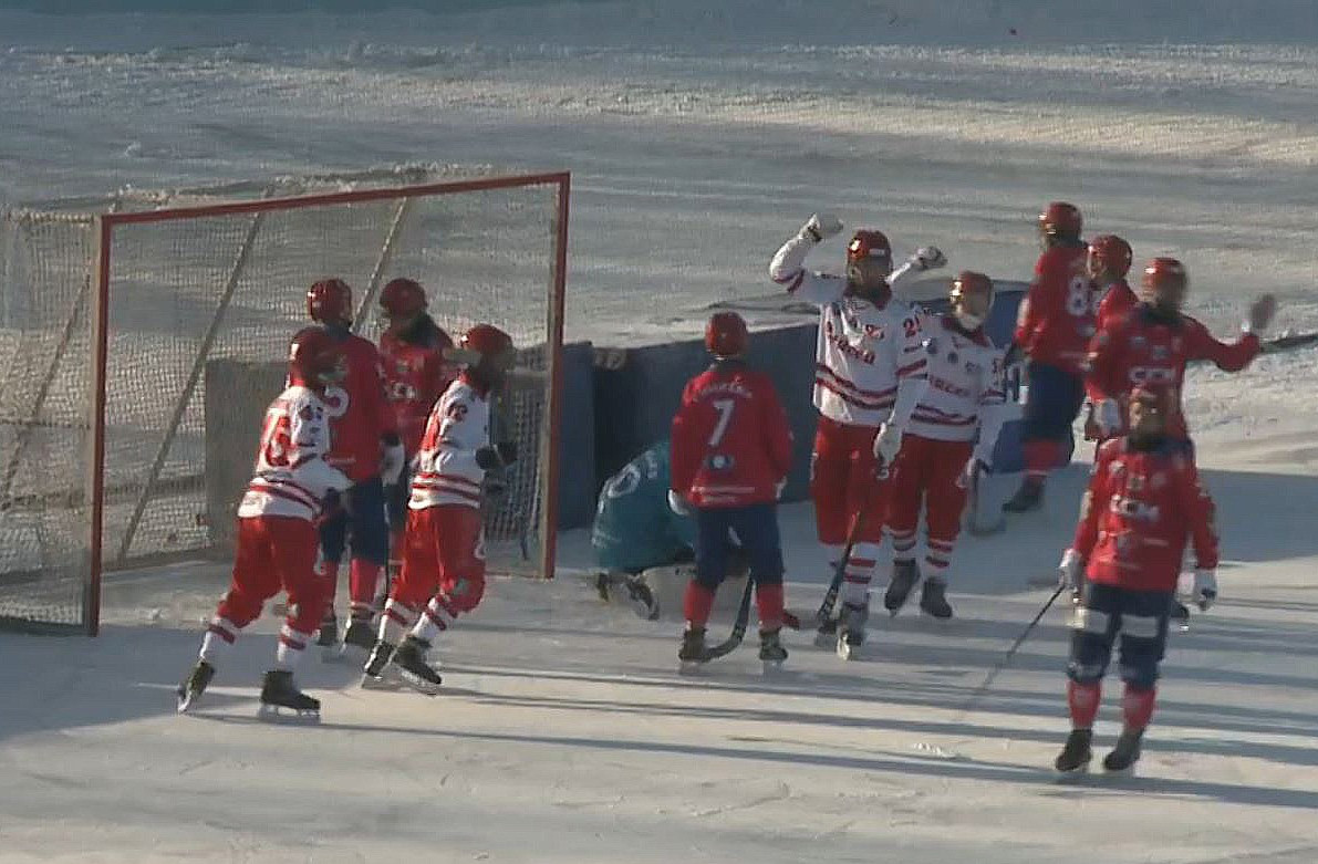 Только что Антон Савлук забил в ворота «Сибсельмаша-2» первый ответный мяч.