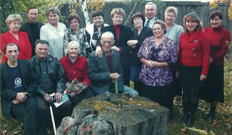 Сразу несколько поколений сотрудников "Знамени труда" у заветного пенёчка во дворе. Октябрь 2005 года