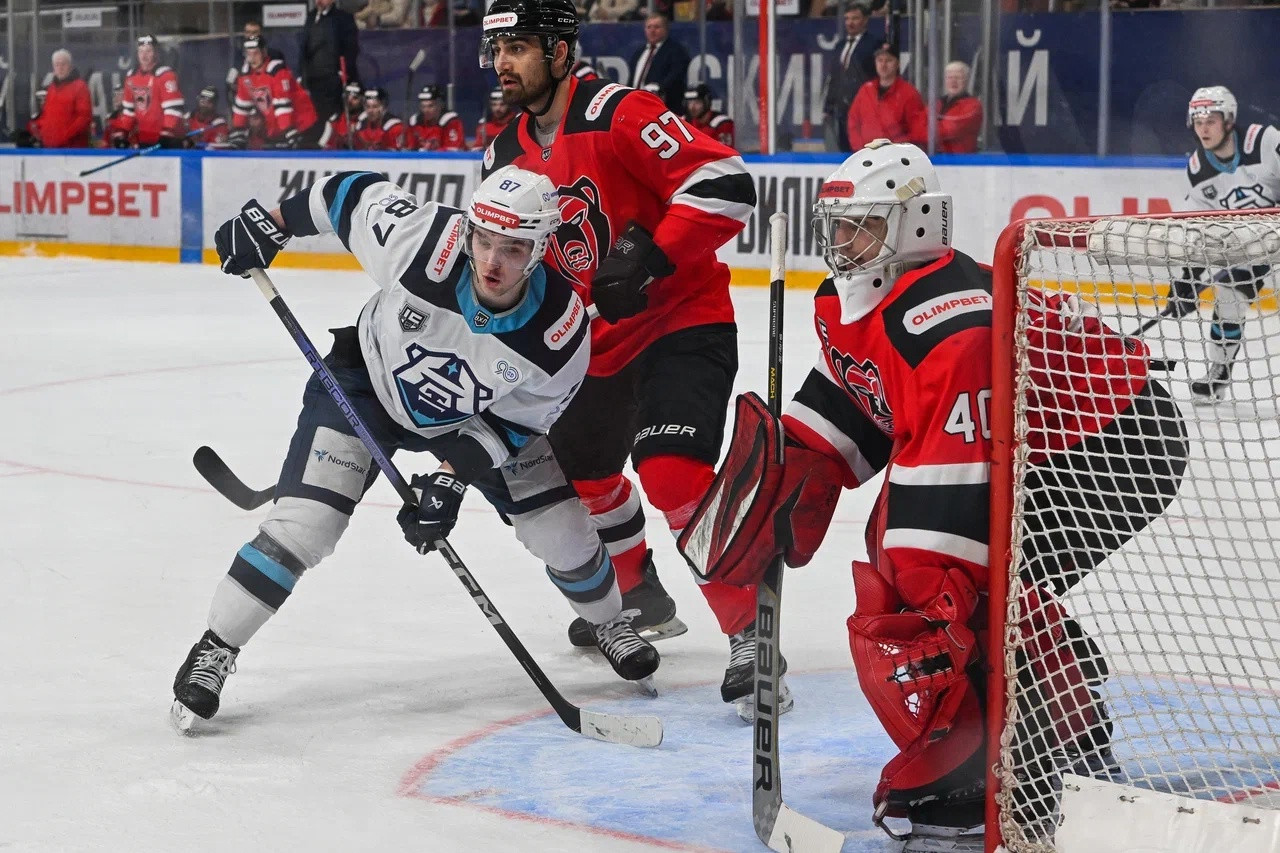 Борьбу на «пятачке» «Молота» ведёт нападающий ХК «Норильск» Никита Колесников (№ 87).