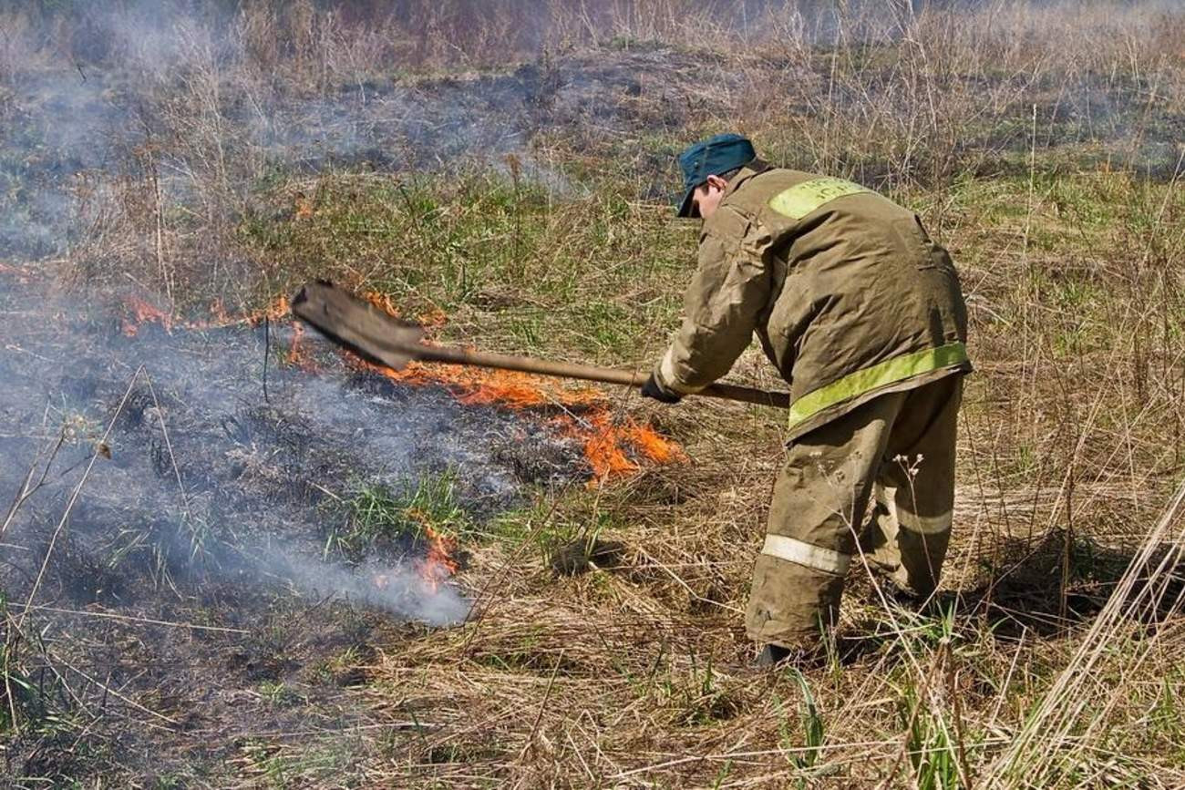 Пожары способы. Захлестывание кромки пожара. Захлестывание кромки огня. Тушение травы. Захлестывание огня по кромке пожара.