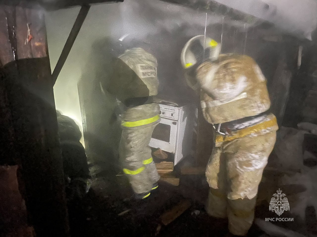 В эвенкийском селе Ванавара после тушения пожара обнаружили тела ...