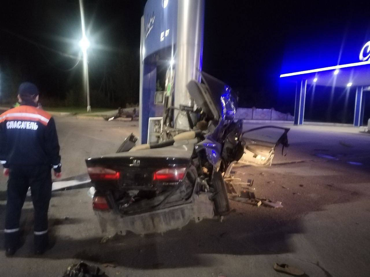 В Ачинске легковой автомобиль врезался в колонку АЗС, водитель погиб