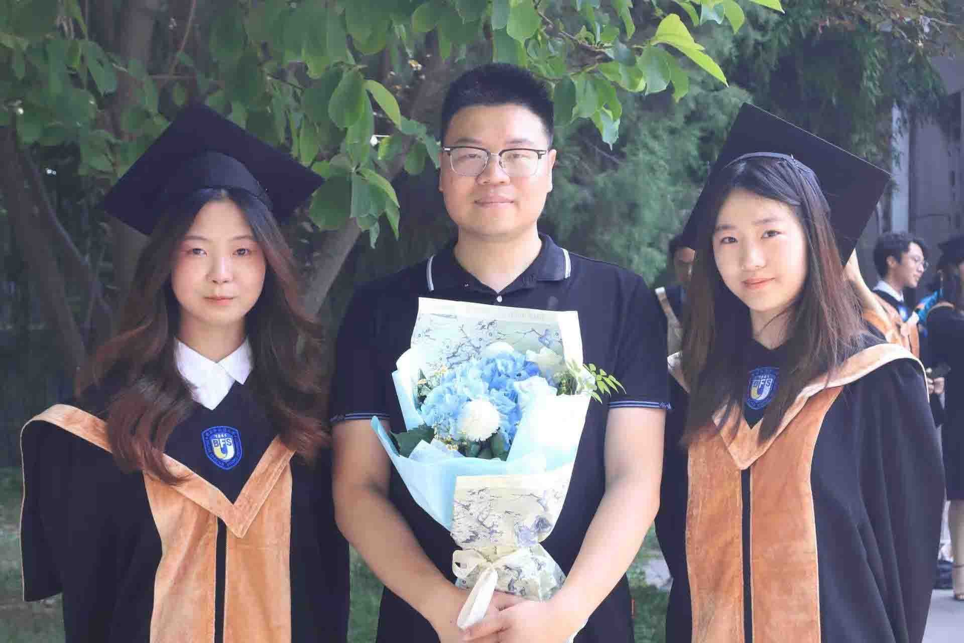 Лю Мяовэнь и выпускницы-русисты Пекинского университета иностранных языков 2025 года.