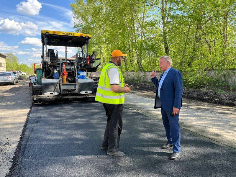 Владимир Саар (справа) строго контролировал ход дорожных работ