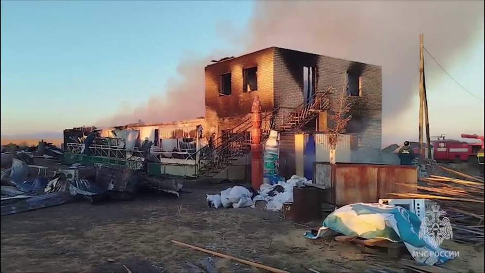 Замыкание проводки - возможная причина пожара на ферме в Усть-Абаканском районе Хакасии