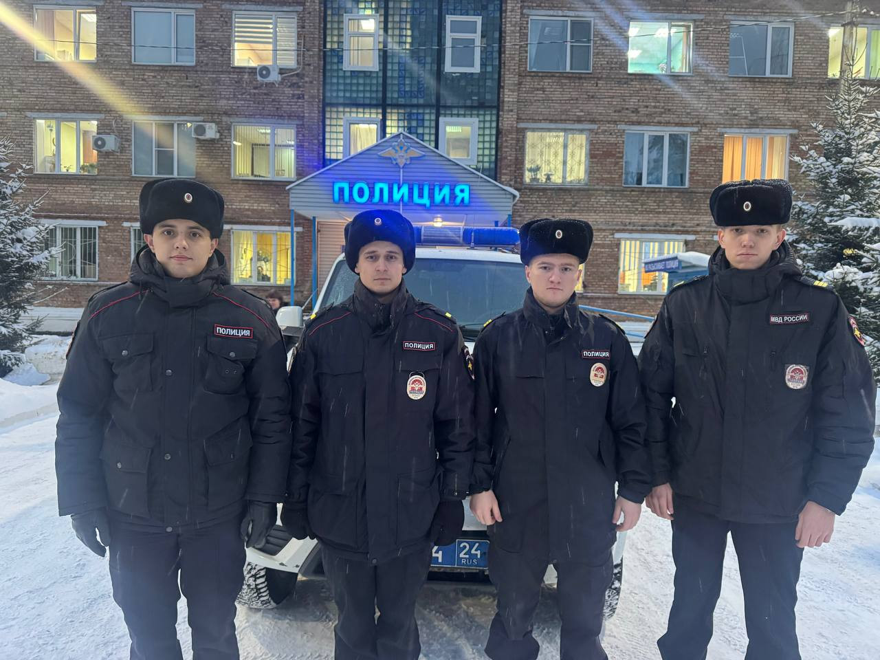 Лесосибирские полицейские спасли семью, в том числе двоих детей, из горящего дома