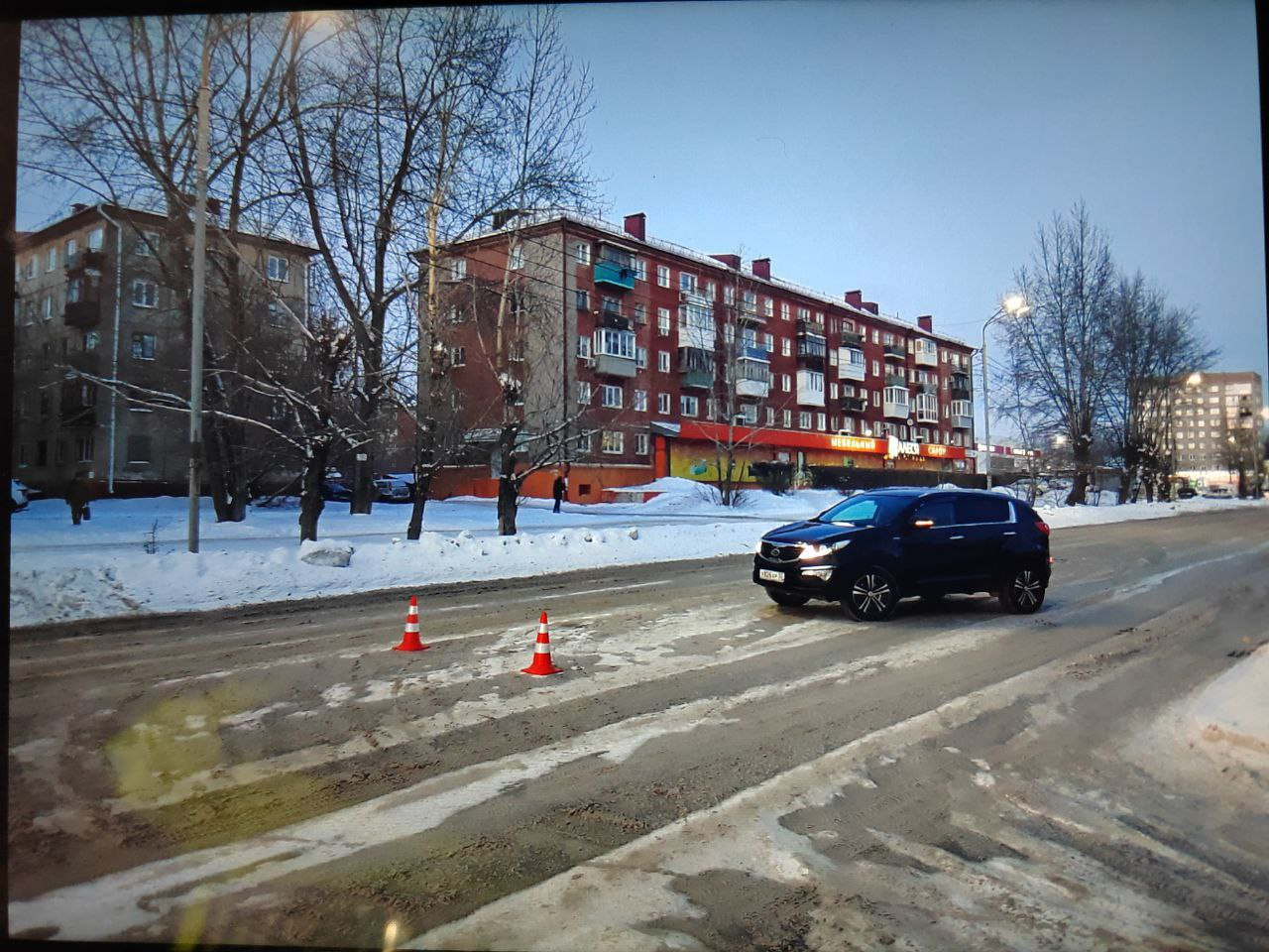 В Омске иномарка сбила мальчика, перебегавшего дорогу с тюбингом