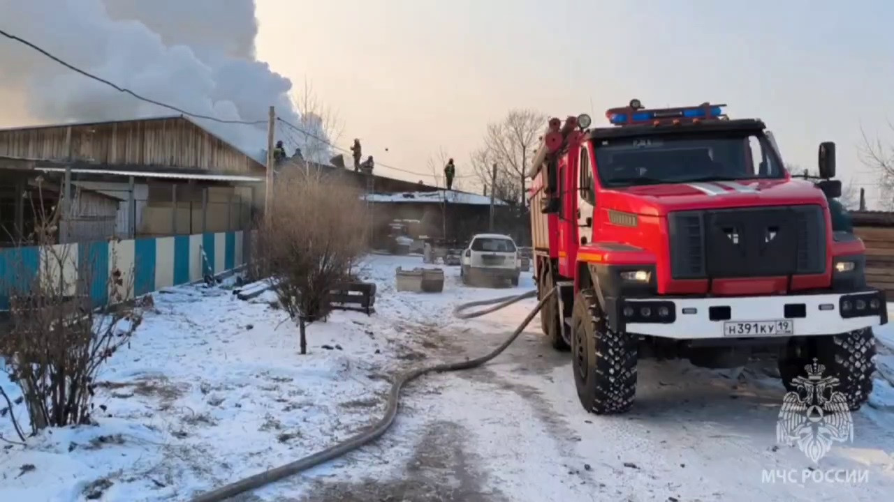 В Хакасии огнеборцы ликвидируют пожар в частном приюте для животных