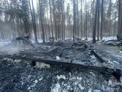 В Хакасии во время пожара на базе отдыха в бейском урочище «Бабик» погибли 3 человека