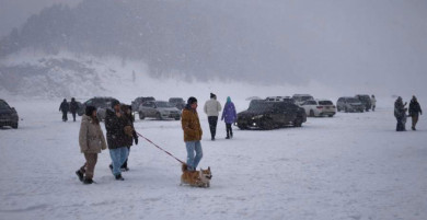 Красноярцы массово пренебрегают опасностью, выезжая на лёд Красноярского моря