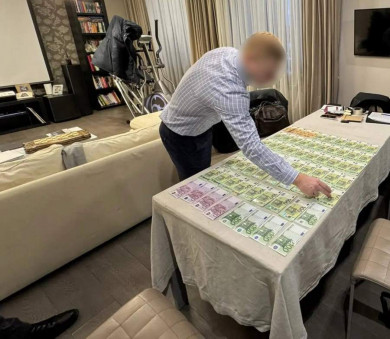 Двух руководителей строительной фирмы задержали за посредничество и дачу взятки чиновнику