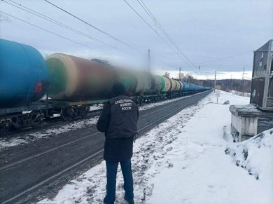 Недалеко от Красноярска на железной дороге грузовой состав смертельно травмировал мужчину