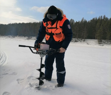 На реке Кан в рамках подготовки к ледоходу провели замеры толщины льда