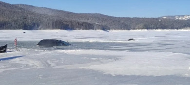 На Красноярском море машина провалилась под лёд, рыбакам удалось спастись