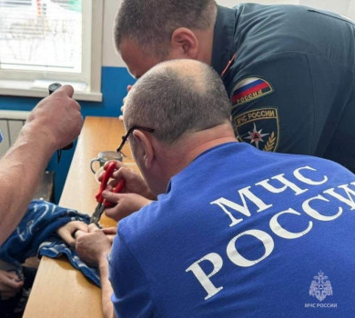 Абанские пожарные сняли кольцо с пальца иркутской девочки