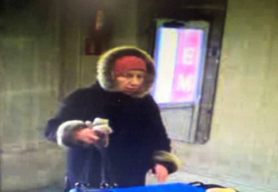 Полицейские устанавливают личность женщины, подозреваемой в хищении мобильного телефона