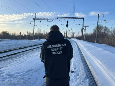 В Алтайском крае электропоезд смертельно травмировал лежавшего на путях мужчину