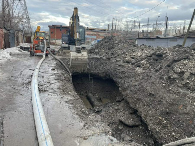 На месте аварии в Свердловском районе коммунальщики заменили трубу водоснабжения 