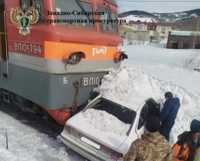 В Кемеровской области на переезде столкнулись грузовой состав и автомобиль