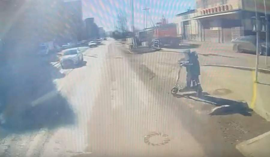 В Красноярске автобус сбил двух ребятишек, пересекавших дорогу на электросамокате