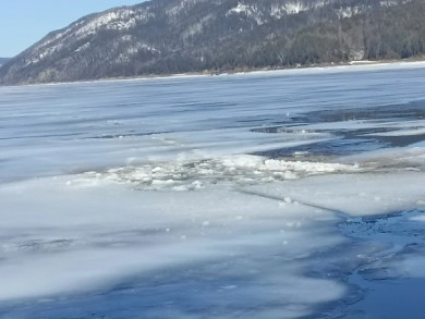 На Красноярском море под лёд провалился очередной автомобиль, водитель спасся