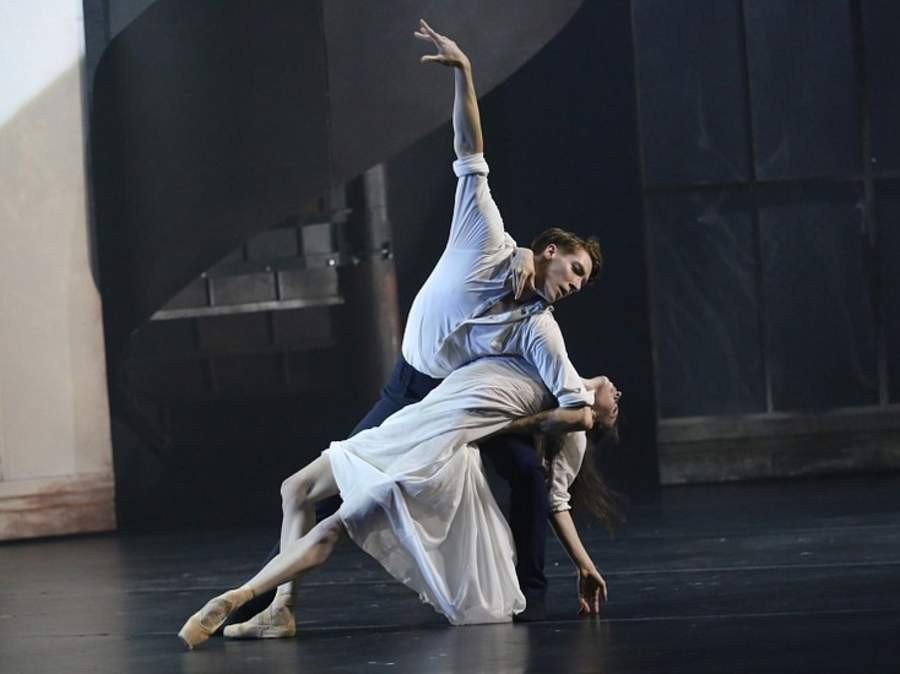 Сцена из спектакля «Грозовой перевал»