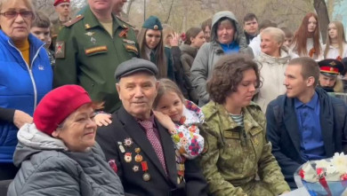 В Красноярске во дворе 101-летнего ветерана войны прошёл парад Победы