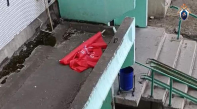 В Красноярске задержали мужчину, повредившего копию знамени Победы