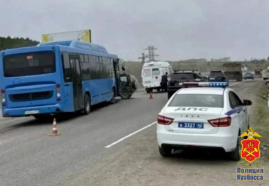 Под Новокузнецком столкнулись легковушка и автобус, погиб один человек
