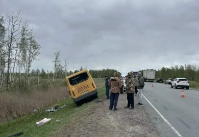 В Омской области школьный автобус столкнулся с большегрузом, один ребёнок погиб